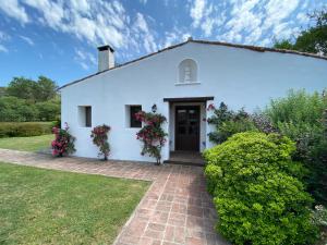 a white chapel with flowers on the door at El Palomar casa de campo in Churqui Cañada