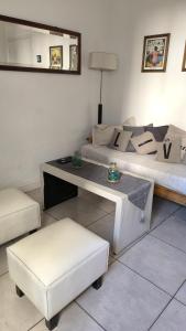 een woonkamer met een bank en een tafel bij Depto Gascón in Mar del Plata