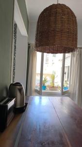 een kamer met een houten vloer en een groot raam bij Depto Gascón in Mar del Plata