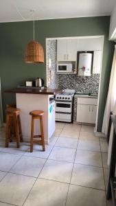 een keuken met een fornuis en een aanrechtblad bij Depto Gascón in Mar del Plata +13 foto's