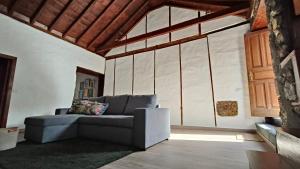 un sofá en una sala de estar con techo de madera en Casa Cecilia, en Los Silos