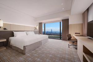 Postel nebo postele na pokoji v ubytování Taipei Marriott Hotel