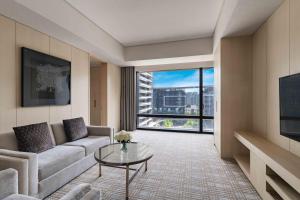 TV a/nebo společenská místnost v ubytování Taipei Marriott Hotel
