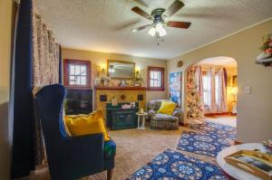 un soggiorno con un divano e un ventilatore a soffitto di Walk to Civic Center! Lovely Lebanon Home a Lebanon