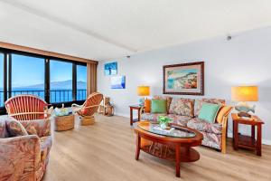 un salon avec un canapé et une table dans l'établissement Maui Kai 1001, à Kahana