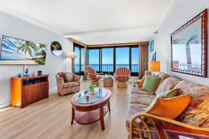 un salon avec un canapé et une table dans l'établissement Maui Kai 1001, à Kahana 26 autres photos