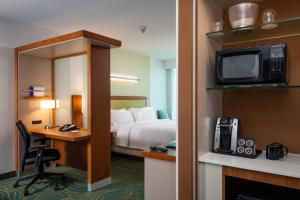 Kuchyň nebo kuchyňský kout v ubytování SpringHill Suites by Marriott Kennewick Tri-Cities