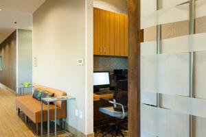 Kuchyň nebo kuchyňský kout v ubytování SpringHill Suites by Marriott Kennewick Tri-Cities