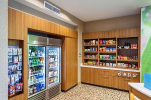 Supermarket nebo jiné obchody v  hotelu nebo okolí
