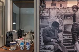 Příslušenství pro přípravu čaje a kávy v ubytování The Regency, Rome, a Tribute Portfolio Hotel