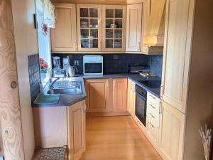 Η κουζίνα ή μικρή κουζίνα στο 4 person holiday home in Kjerrgarden