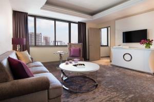 TV a/nebo společenská místnost v ubytování Tokyo Marriott Hotel