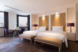 Postel nebo postele na pokoji v ubytování Tokyo Marriott Hotel