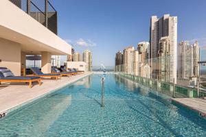 Bazén v ubytování Residence Inn by Marriott Panama City nebo v jeho okolí