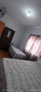 En eller flere senge i et værelse på Casa JARDIM AMÉRICA + 1 billede