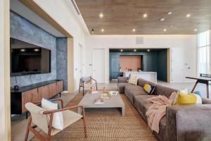 Posezení v ubytování Rainey St Luxury Condo Balcony