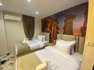 Postel nebo postele na pokoji v ubytování Royal Golden Pyramids Inn + 37 fotografií