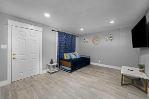 a living room with a couch and a tv in it at Relaxing 2BR Haven in Heights with Pool and Free Parking in Houston