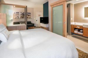 Uma cama ou camas num quarto em SpringHill Suites by Marriott Fishkill