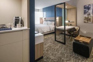 um quarto de hotel com uma cama e uma escrivaninha em SpringHill Suites by Marriott Fishkill em Fishkill