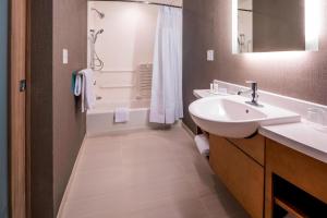 Uma casa de banho em SpringHill Suites by Marriott Fishkill