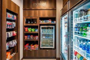 Um supermercado ou outras lojas no hotel ou nas proximidades