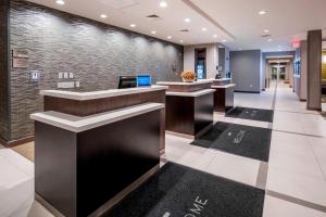 A área de receção ou átrio de SpringHill Suites by Marriott Fishkill