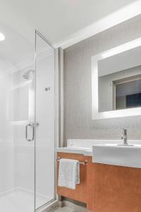 Uma casa de banho em SpringHill Suites by Marriott Fishkill