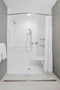 Uma casa de banho em SpringHill Suites by Marriott Fishkill
