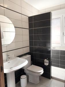 ein Badezimmer mit einer weißen Toilette und einem Waschbecken in der Unterkunft Casa das Cunchas a 50 metros de Area da Cruz in San Vicente do Mar