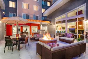 un patio con braciere, tavolo e sedie di Residence Inn by Marriott Pullman a Pullman