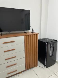 Μια τηλεόραση ή/και κέντρο ψυχαγωγίας στο Apartamento Reserva do Sahy +15 φωτογραφίες