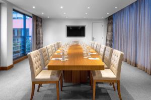 a conference room with a long wooden table and chairs at Sheraton Cascais Resort - Hotel & Residences in Cascais