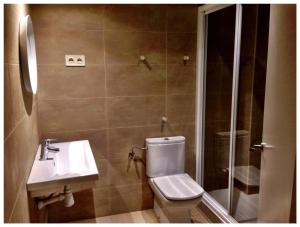 A bathroom at Casas Apartamentos Gracia