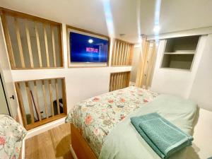 Postel nebo postele na pokoji v ubytování The garden house Separata entrance Free on street parking