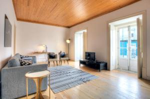 een woonkamer met een bank en een tafel bij Portas do Teatro Apartments in Lissabon