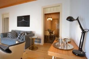 een woonkamer met een bank en een tafel bij Portas do Teatro Apartments in Lissabon