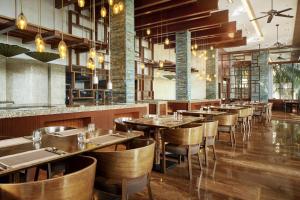 万宁神州半岛喜来登度假酒店（精美旅拍/店内活动）的配有木桌椅的餐厅