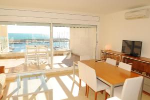 Телевизор и/или развлекательный центр в Residencial Marina de Port