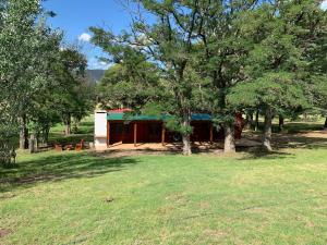 ein Haus mitten auf einem Feld mit Bäumen in der Unterkunft La Casa del Molino in Sierra de la Ventana