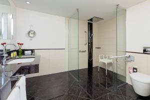 Salle de bains dans l'établissement Berlin Marriott Hotel