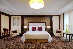 Un ou plusieurs lits dans un hébergement de l'établissement Berlin Marriott Hotel