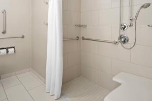 SpringHill Suites Flagstaff的一间浴室