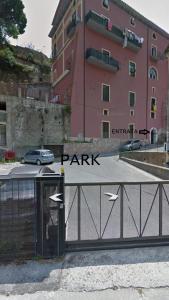 a parking sign in front of a pink building at PALAZZO PELLEGRINO vietri in Vietri sul Mare
