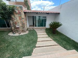 a walkway in front of a house at Venator House Habitación sencilla #17 in Miravalle
