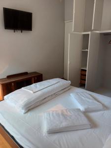 Ein Bett oder Betten in einem Zimmer der Unterkunft Acropolis view in Lycabettus