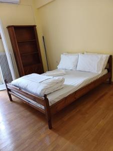 Ein Bett oder Betten in einem Zimmer der Unterkunft Acropolis view in Lycabettus