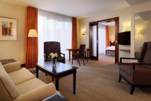 Televiisor ja/või meelelahutuskeskus majutusasutuses Sheraton Carlton Nuernberg