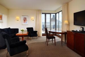 Televiisor ja/või meelelahutuskeskus majutusasutuses Sheraton Carlton Nuernberg