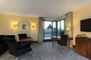 Televiisor ja/või meelelahutuskeskus majutusasutuses Sheraton Carlton Nuernberg